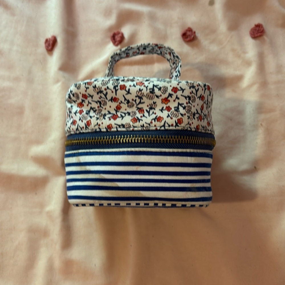 on the go makeup or skincare holder